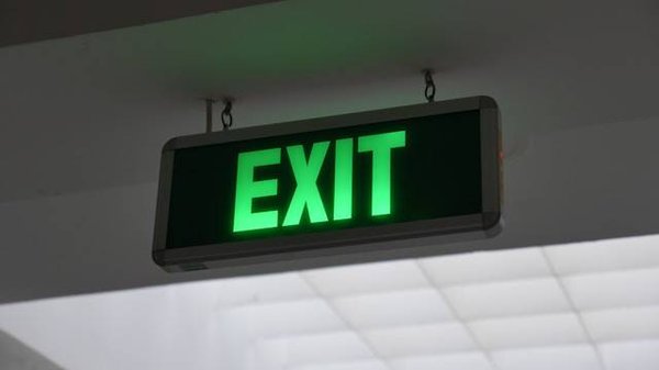 Sécurité Maximale : Comment Choisir le Meilleur Bloc Issue de Secours pour Votre Établissement